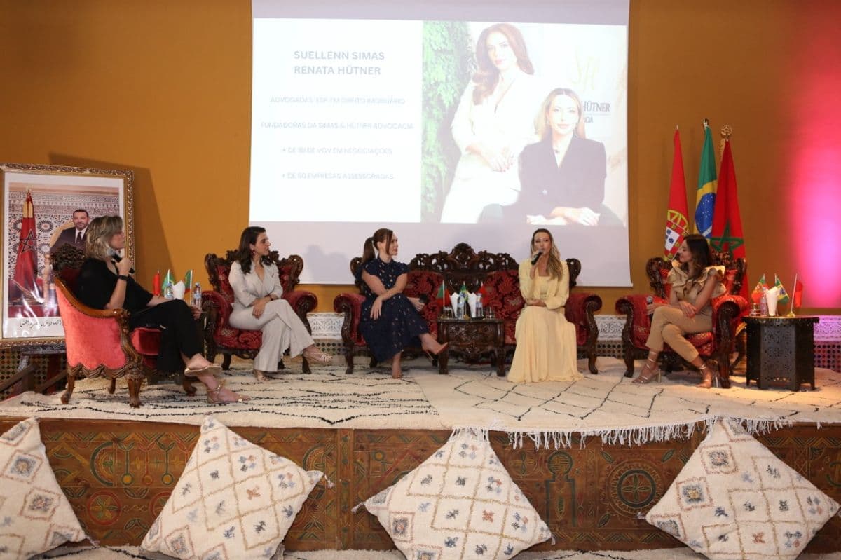 Painel de mulheres durante uma edição do Desert Women Summit
